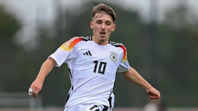 Lennart Karl nhận động viên từ Bayern Munich
