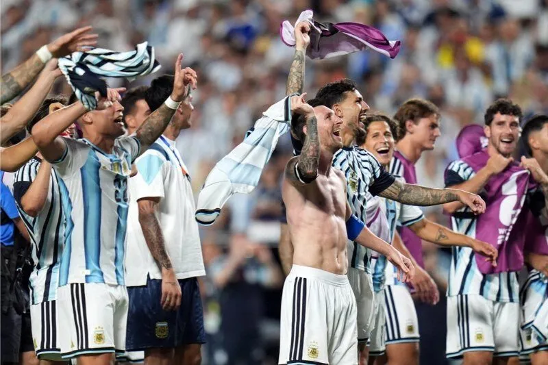 Argentina đi tiếp bằng thực lực